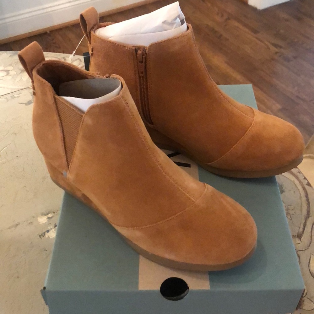 Brand NEW in box girls size 4